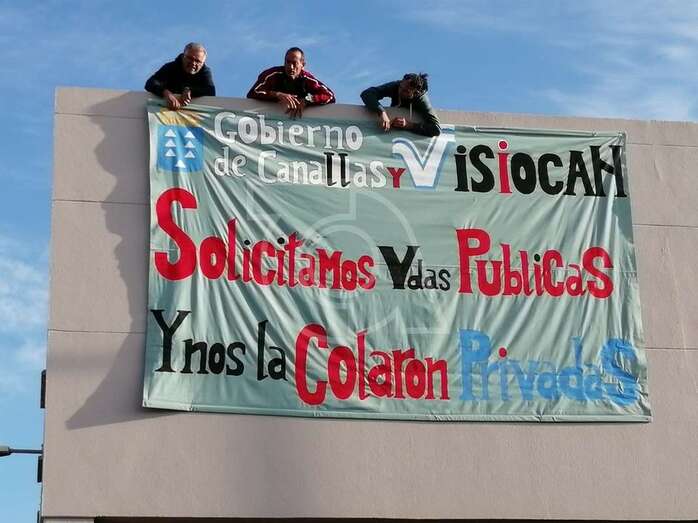 Pancarta contra Visocan colocada en las viviendas sociales de El Caracol (Foto TA)