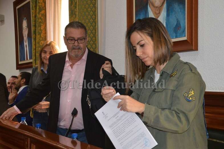 Gregorio Viera y su compañera de partido, Saraiba Leal, en un Pleno del Ayuntamiento de Telde (Foto TA)
