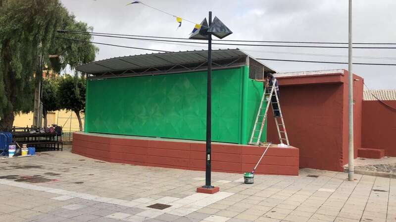 Un operario pinta la puerta del escenario de las fiestas (Foto TA)