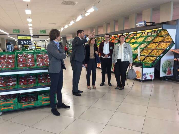 La alcaldesa Carmen Hernández y la concejala Celeste López, este viernes visitando las instalaciones (Foto TA)