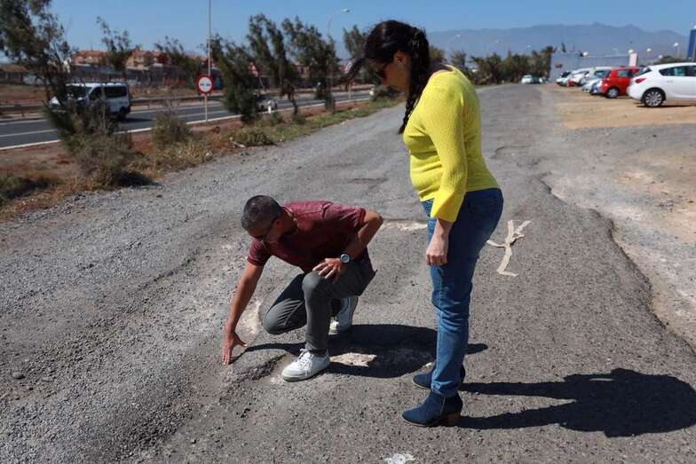 Los baches llevan años siendo los dueños de esta pequeña carretera de acceso (Foto TA)