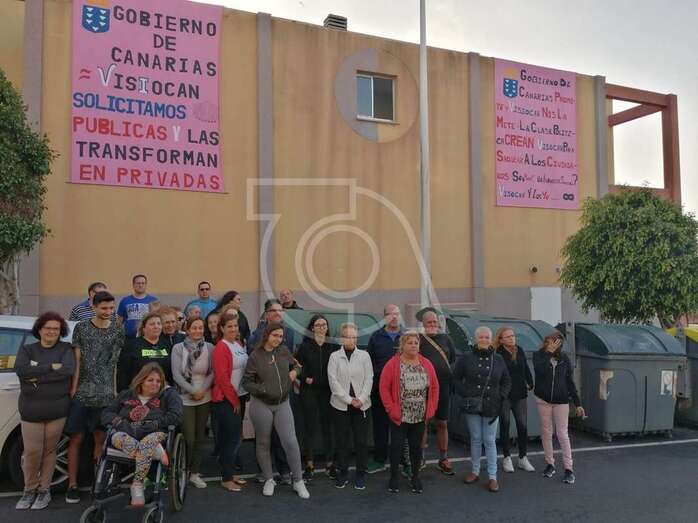 Vecinos delante de las pancartas de protesta (Foto TA)