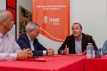 Los socialistas presentan y firman el documento Compromiso por Telde (Foto TA)