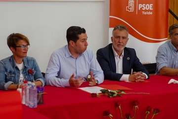 Los socialistas presentan y firman el documento Compromiso por Telde (Foto TA)