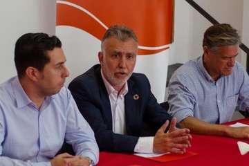 Los socialistas presentan y firman el documento Compromiso por Telde (Foto TA)