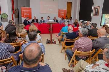Los socialistas presentan y firman el documento Compromiso por Telde (Foto TA)