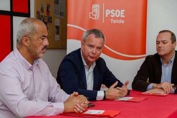 Los socialistas presentan y firman el documento Compromiso por Telde (Foto TA)