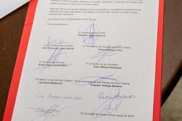 Los socialistas presentan y firman el documento Compromiso por Telde (Foto TA)