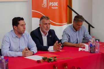 Los socialistas presentan y firman el documento Compromiso por Telde (Foto TA)