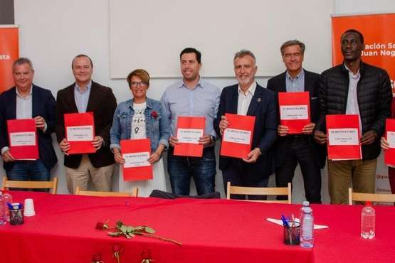 Los socialistas presentan y firman el documento Compromiso por Telde (Foto TA)