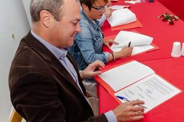 Los socialistas presentan y firman el documento Compromiso por Telde (Foto TA)