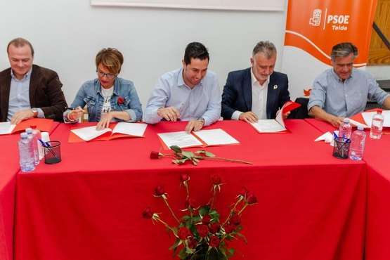 Los socialistas presentan y firman el documento Compromiso por Telde (Foto TA)