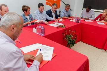 Los socialistas presentan y firman el documento Compromiso por Telde (Foto TA)