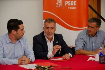 Los socialistas presentan y firman el documento Compromiso por Telde (Foto TA)