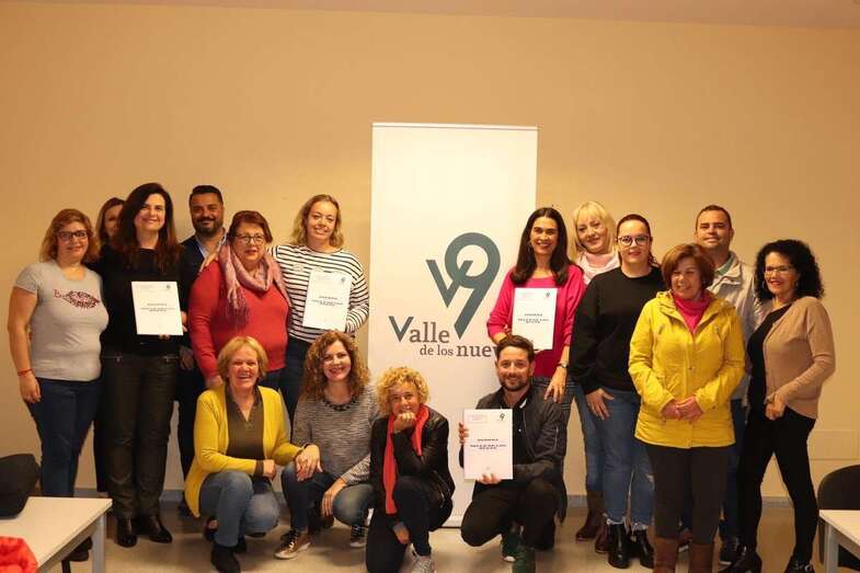 Los miembros del PP muestran la Agenda del Valle de los Nueve (Ftoo TA)