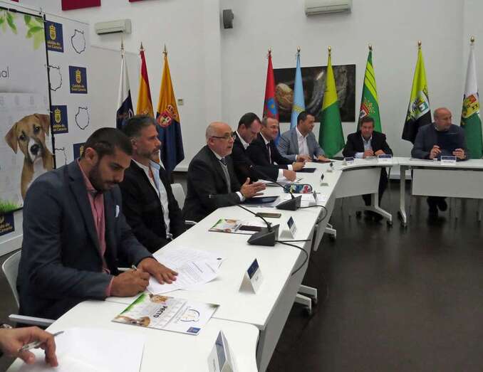 El concejal Abraham Santana, el primero de la imagen, en una reunión en el Cabildo sobre Bienestar Animal (Foto TA)