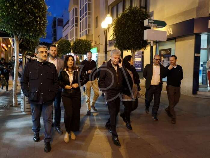 La alcaldesa con miembros de la cúpula nacional de Nueva Canarias, esta tarde noche en Los Llanos de Telde (Foto TA)
