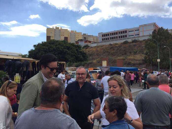 Sergio Ramos con Sonsoles Martín, este domingo en el mercadillo de Jinámar (Foto TA)