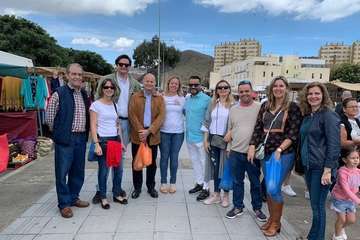 Visita del PP al mercadillo dominical de Jinámar (Foto TA)
