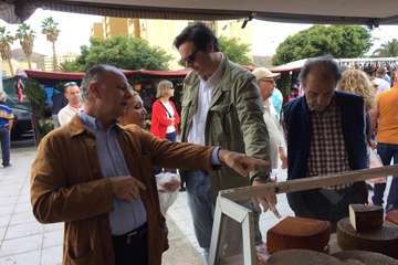 Visita del PP al mercadillo dominical de Jinámar (Foto TA)
