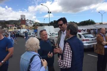 Visita del PP al mercadillo dominical de Jinámar (Foto TA)