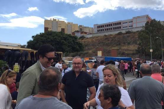 Visita del PP al mercadillo dominical de Jinámar (Foto TA)