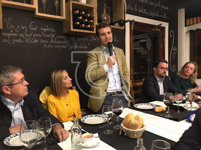 Casado con dirigentes de su partido en el Restaurante Habla de Tí (Foto TA)