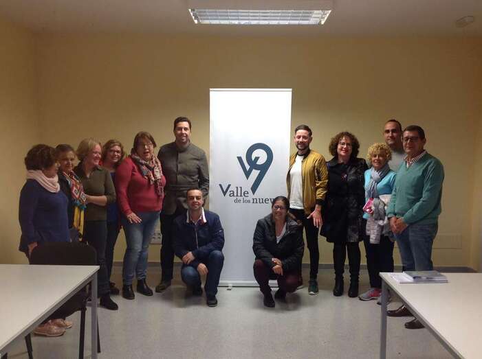 Miembros del PSOE con el colectivo del Valle de los Nueve (Foto TA)
