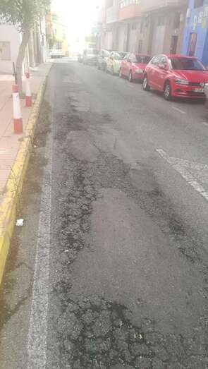 Estado del firme de la calle de Cataifa (Foto TA)