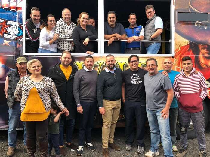 Héctor Suárez y otros miembros de la candidatura de Juntos por Telde visitaron este viernes al colectivo Telcarroza (Foto TA)