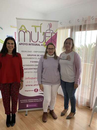 Sonsoles Martín (d) y María del Carmen Hernández Bento (i) con la presidenta del colectivo, Esther Alvárez (Foto TA)