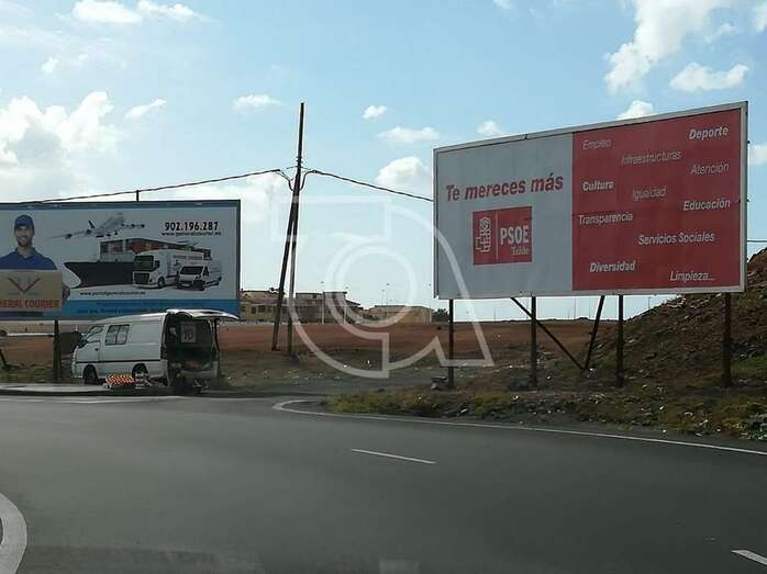 Valla que el PSOE debe retirar (Foto TA)