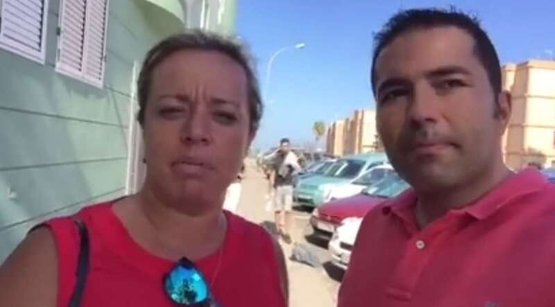 Imagen de archivo de Pedro Pérez con la concejala y presidenta local del PP, Sonsoles Martín, en una visita a un barrio de Telde (foto TA)