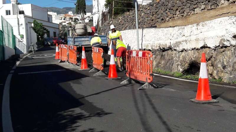Operarios de Aguas de Telde tratando de reparar la rotura, en una foto captada hace unos minutos en la zona (Foto TA)