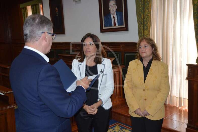 Los cronistas oficiales de Telde y Valsequillo entregaron esta mañana a la alcaldesa Carmen Hernández la propuesta de hermanamiento (Foto TA)