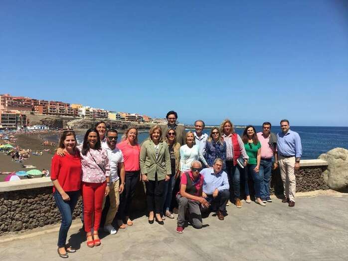 La exministra Fátima Báñez, arropada por miembros del PP grancanario, en Melenara (Foto TA)