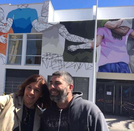 Carmen Hernández, alcaldesa de Telde, y el autor del mural pintado en la fachada de la Gerencia del Valle (Foto TA)