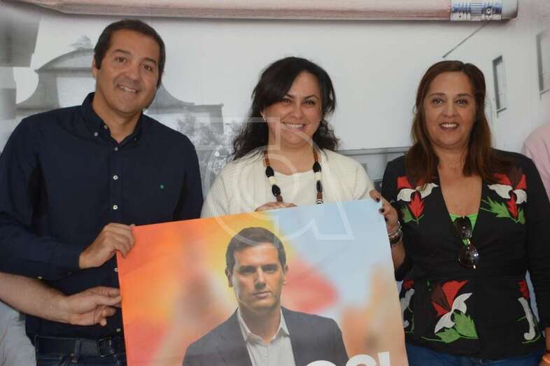 Iván Sánchez con Esther Martín y Mayte Ojeda, tres primeros por este orden de la lista de Ciudadanos al Ayuntamiento de Telde (Foto TA)