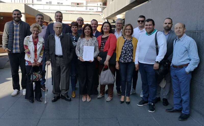 Nueva Canarias presenta este miércoles la lista electoral. Foto de la familia de la candidata con miembros de su plancha en el Juzgado de Telde (Foto TA)