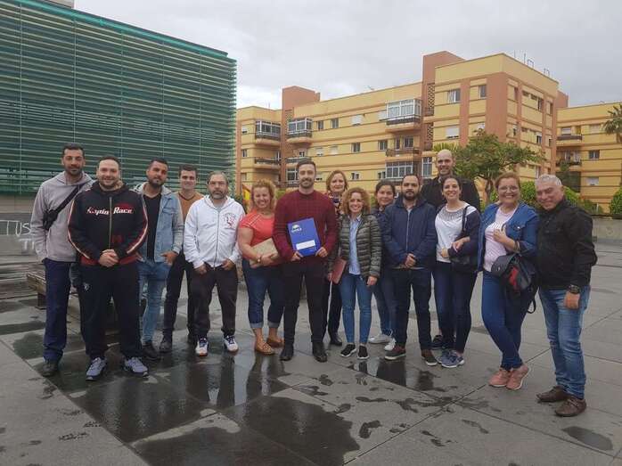 Peña con miembros de Ciuca en el Juzgado de Telde tras presentar la candidatura (Foto TA)