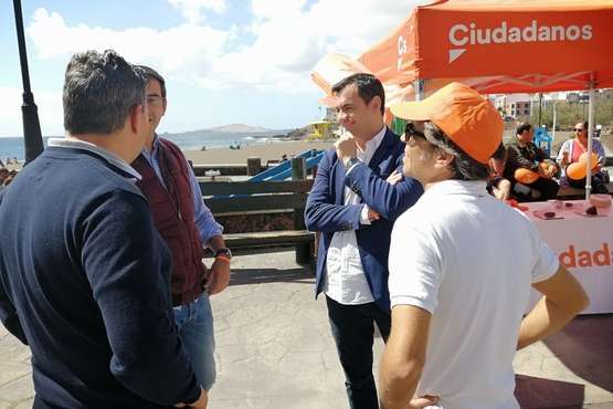 Carpa electoral de Cs en la costa de Telde (Foto TA)