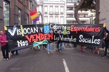 Los inquilinos de Visocan en Telde y de la RSP de Jinámar, en la protesta capitalina del Primero de Mayo (Foto TA)