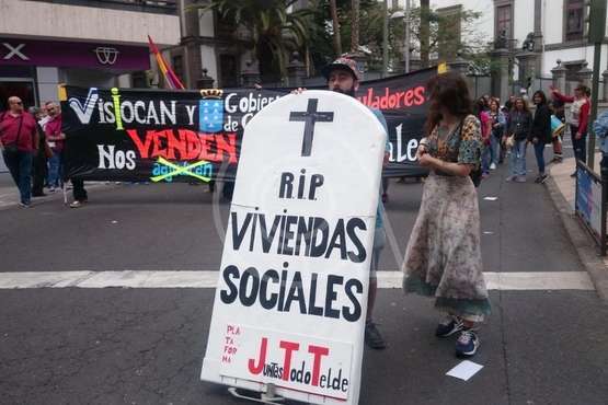 Los inquilinos de Visocan en Telde y de la RSP de Jinámar, en la protesta capitalina del Primero de Mayo (Foto TA)