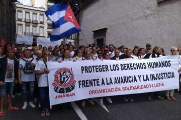 Los inquilinos de Visocan en Telde y de la RSP de Jinámar, en la protesta capitalina del Primero de Mayo (Foto TA)