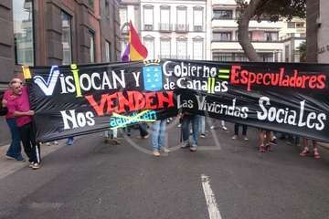 Los inquilinos de Visocan en Telde y de la RSP de Jinámar, en la protesta capitalina del Primero de Mayo (Foto TA)