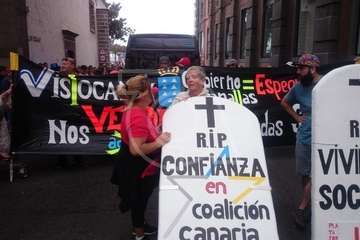 Los inquilinos de Visocan en Telde y de la RSP de Jinámar, en la protesta capitalina del Primero de Mayo (Foto TA)