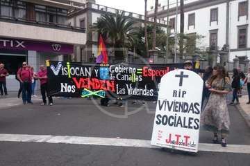 Los inquilinos de Visocan en Telde y de la RSP de Jinámar, en la protesta capitalina del Primero de Mayo (Foto TA)