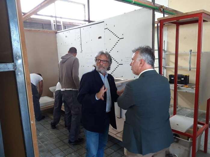 Ángel Víctor Torres recibe información de la actividad de Yrichen del presidente de la ONG, Jorge Hernández (Foto TA)