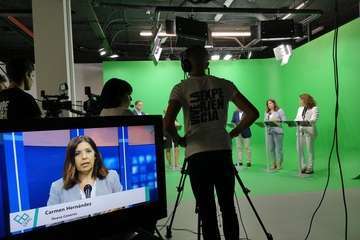 La alcaldesa Carmen Hernández, en un debate político de la Universidad Fernando Pessoa (Foto TA)