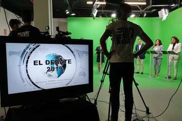 La alcaldesa Carmen Hernández, en un debate político de la Universidad Fernando Pessoa (Foto TA)